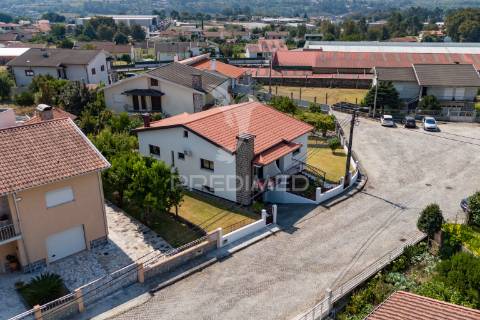 Moradia individual t3 - centro de amares (renovada)