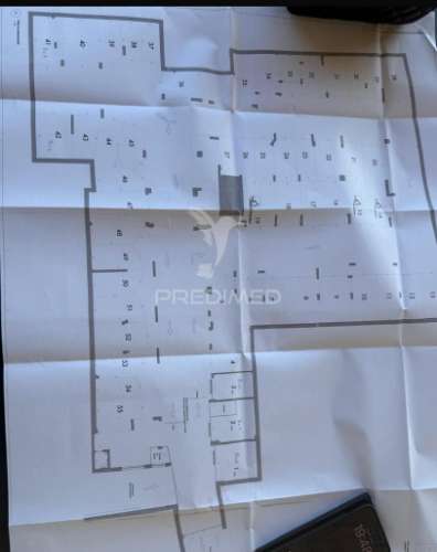 Garagem com capacidade para 55 viaturas, para venda em lagos