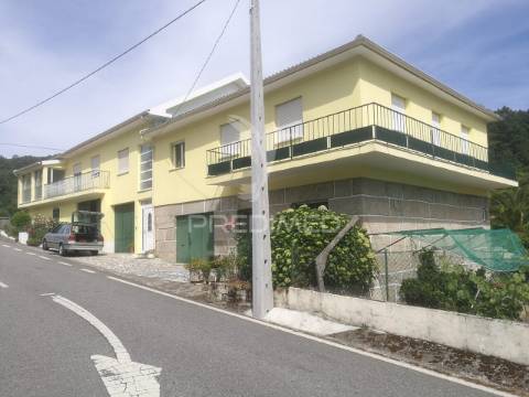 Quinta com casa e terrenos