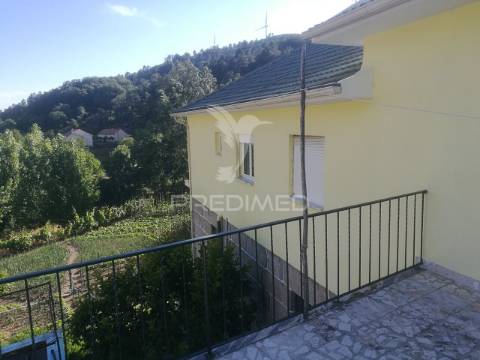 Quinta com casa e terrenos