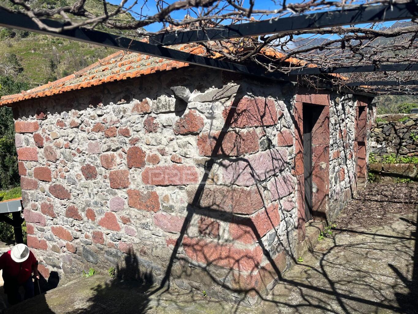 Moradia térrea toda a pedra, para recuperar t2  com 700m2 de terreno na serra de agua- ribeira brava