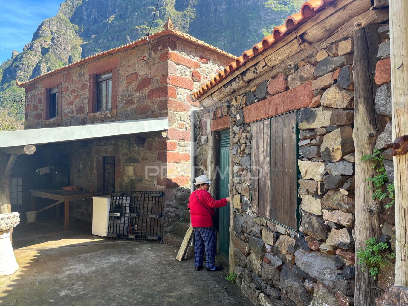 Moradia térrea toda a pedra, para recuperar t2  com 700m2 de terreno na serra de agua- ribeira brava