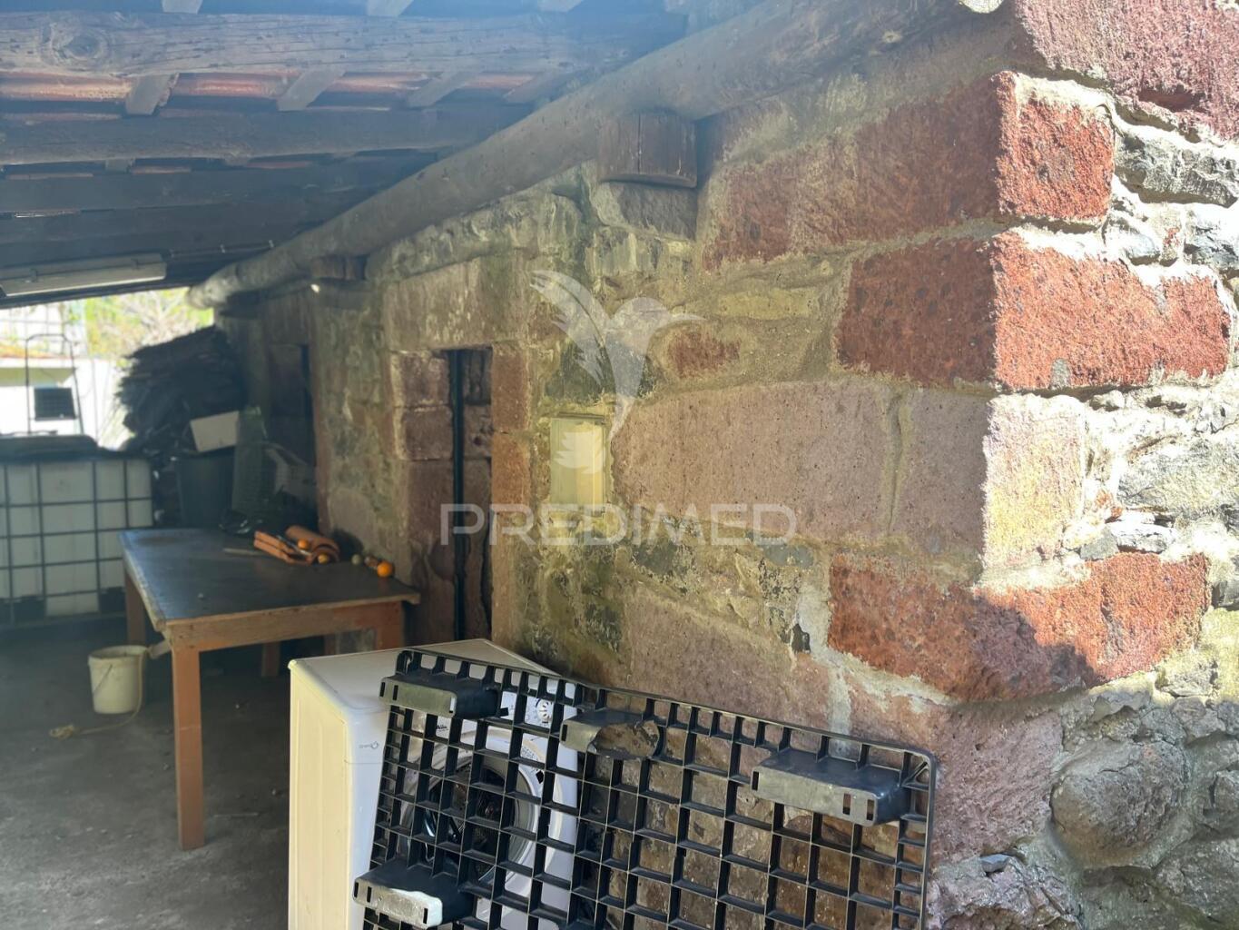 Moradia térrea toda a pedra, para recuperar t2  com 700m2 de terreno na serra de agua- ribeira brava