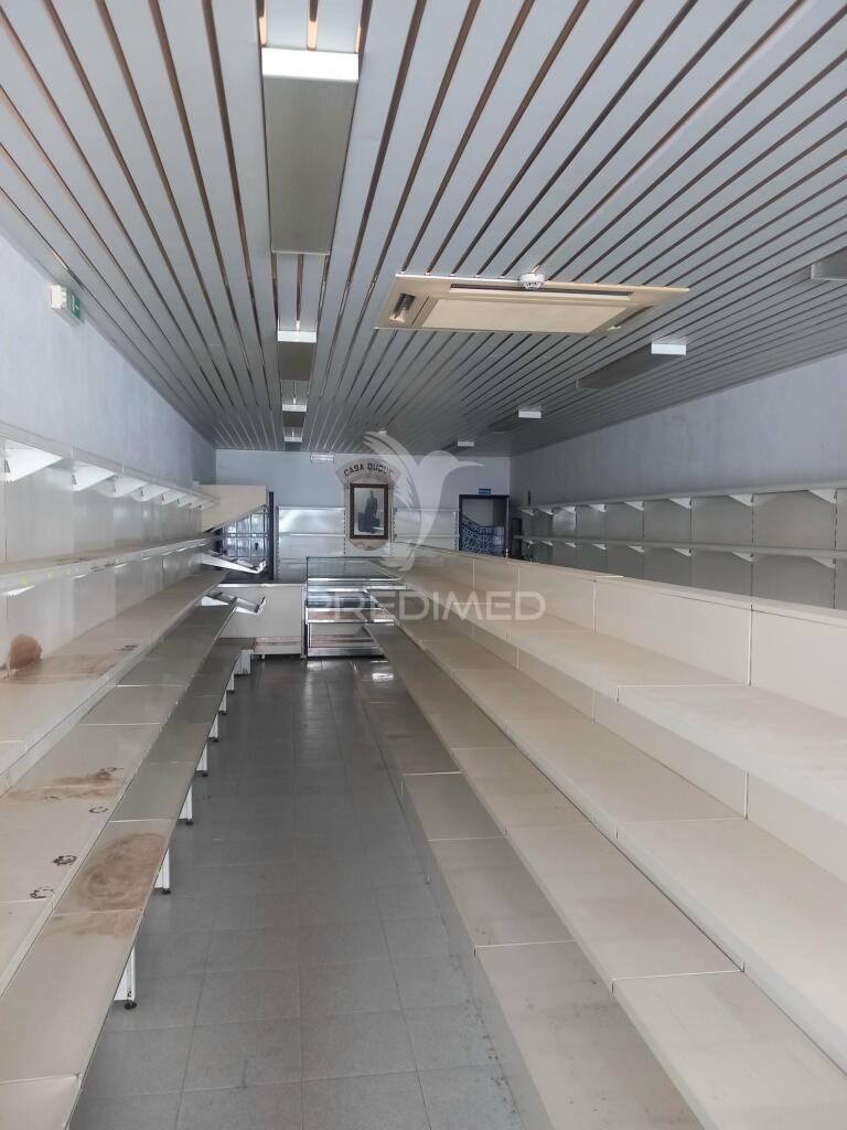 Loja para comércio/serviços em plena baixa de redondo