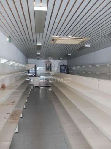 Loja para comércio/serviços em plena baixa de redondo