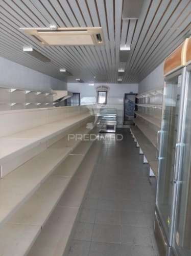 Loja para comércio/serviços em plena baixa de redondo