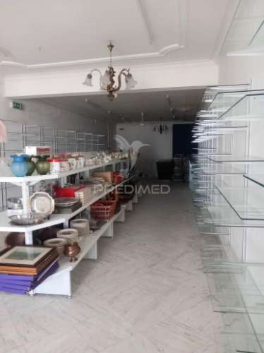 Loja para comércio/serviços em plena baixa de redondo