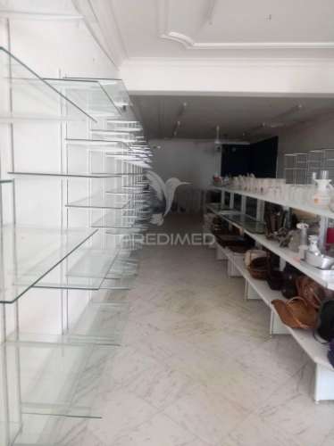 Loja para comércio/serviços em plena baixa de redondo