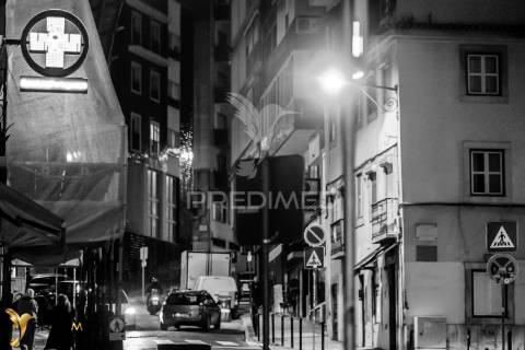 T2 renovado com varanda e vista rio, são vicente, lisboa