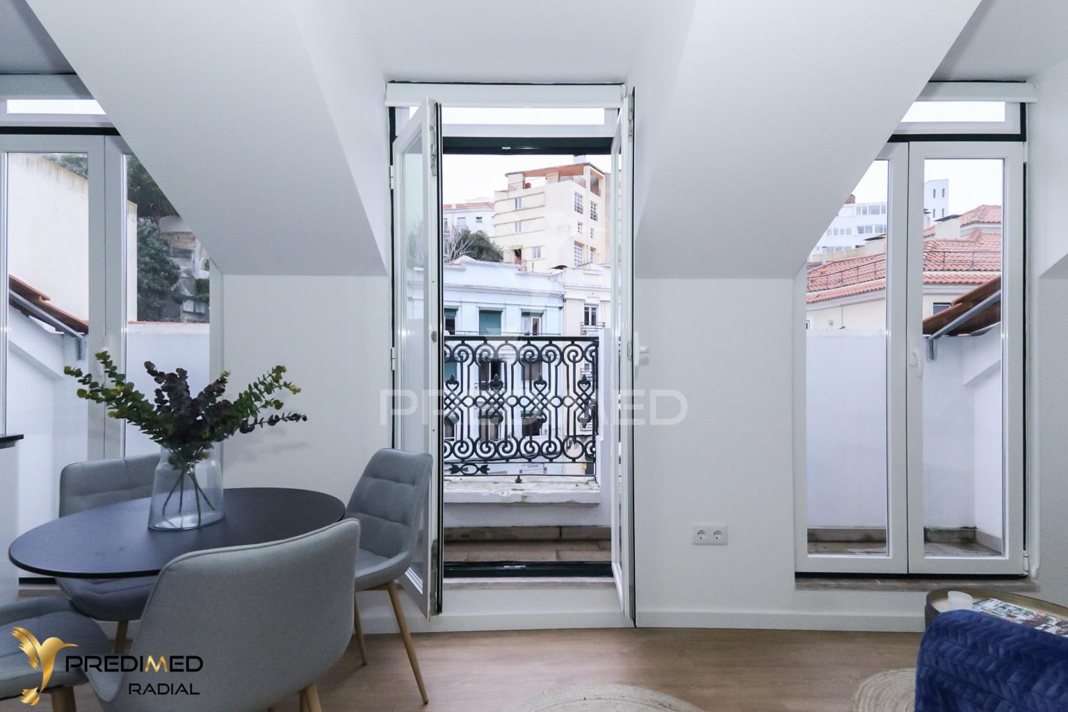 T2 renovado com varanda e vista rio, são vicente, lisboa