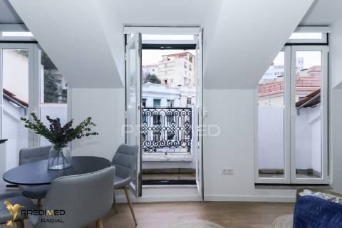 T2 renovado com varanda e vista rio, são vicente, lisboa