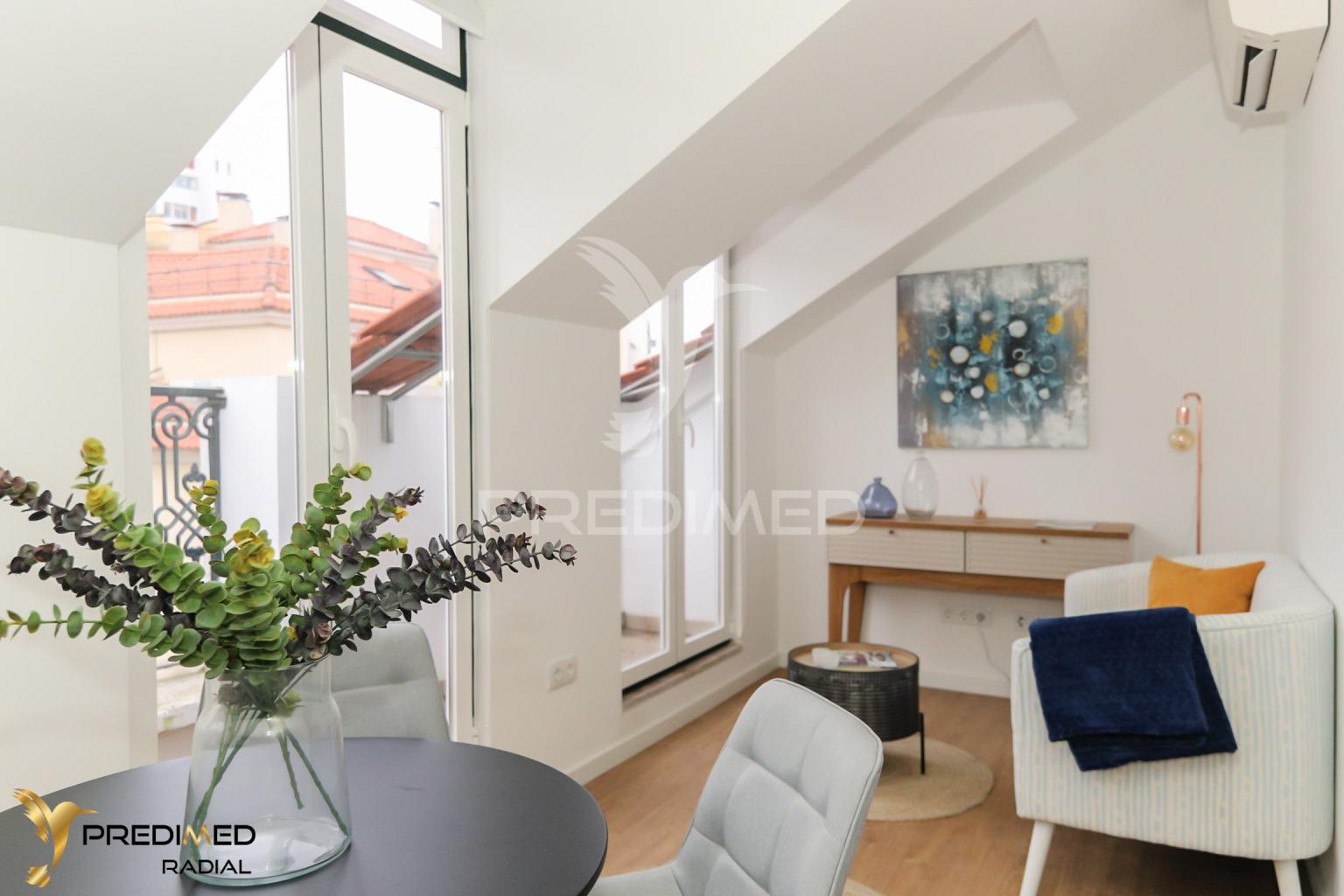 T2 renovado com varanda e vista rio, são vicente, lisboa