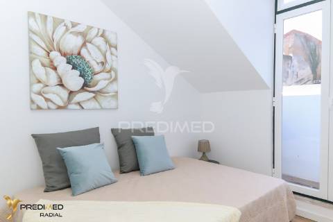 T2 renovado com varanda e vista rio, são vicente, lisboa