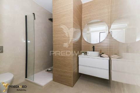 T2 renovado com varanda e vista rio, são vicente, lisboa