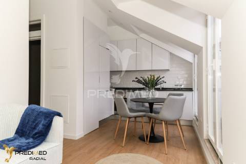 T2 renovado com varanda e vista rio, são vicente, lisboa