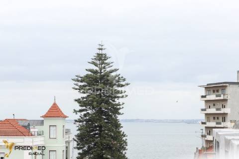 T2 renovado com varanda e vista rio, são vicente, lisboa