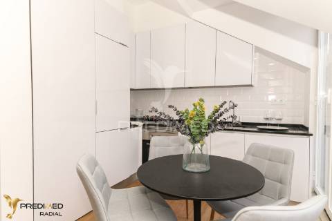 T2 renovado com varanda e vista rio, são vicente, lisboa