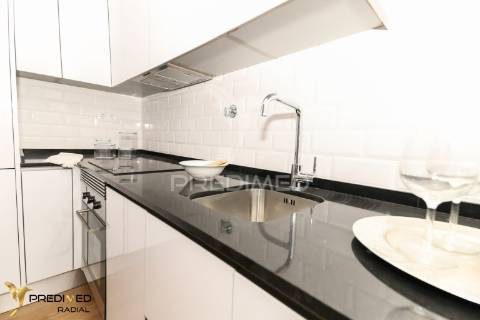 T2 renovado com varanda e vista rio, são vicente, lisboa