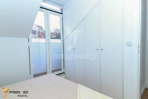 T2 renovado com varanda e vista rio, são vicente, lisboa