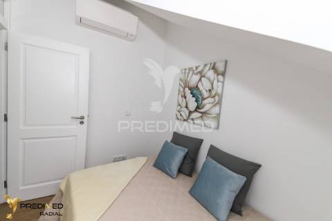 T2 renovado com varanda e vista rio, são vicente, lisboa