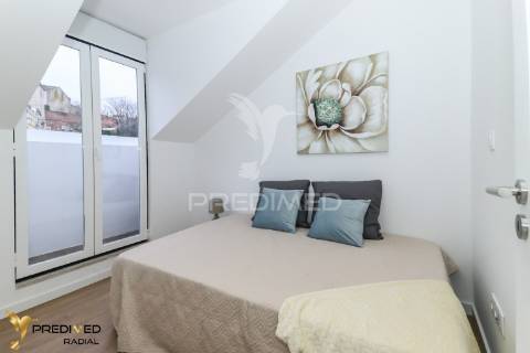 T2 renovado com varanda e vista rio, são vicente, lisboa