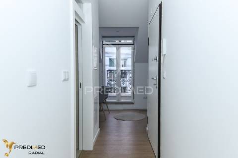 T2 renovado com varanda e vista rio, são vicente, lisboa