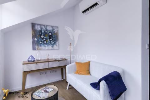 T2 renovado com varanda e vista rio, são vicente, lisboa