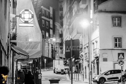 T2 renovado com varanda e vista rio, são vicente, lisboa