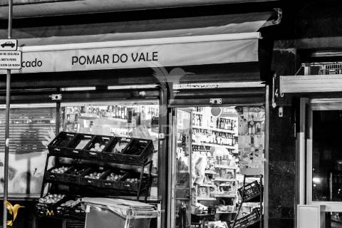 T2 renovado com varanda e vista rio, são vicente, lisboa