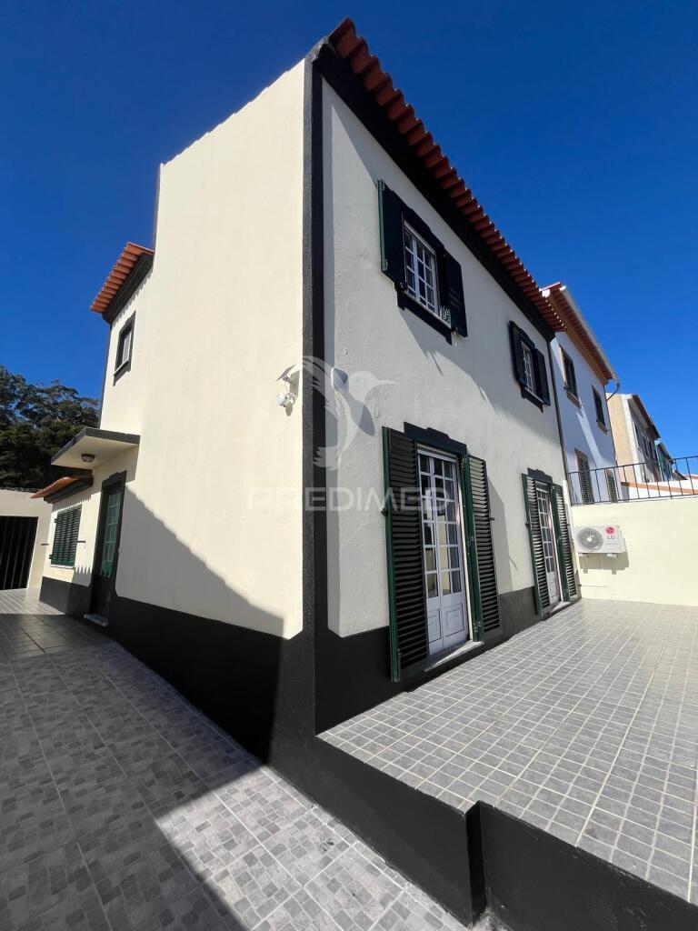 Moradia pronta a entrar com garagem e pátio