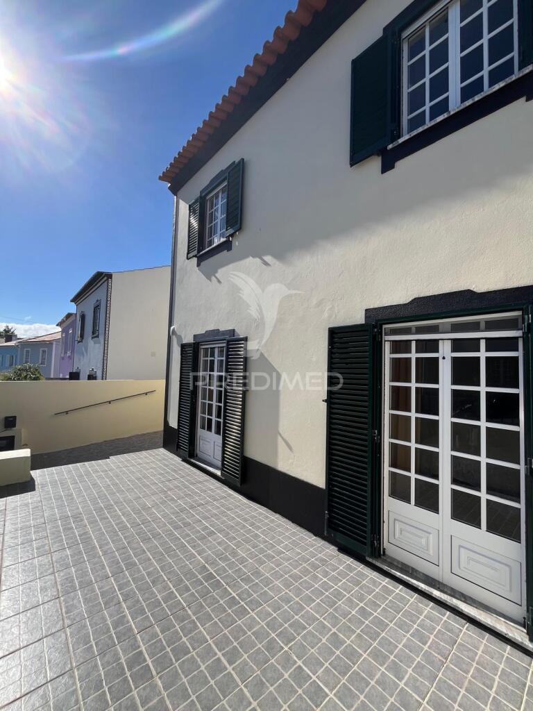 Moradia pronta a entrar com garagem e pátio