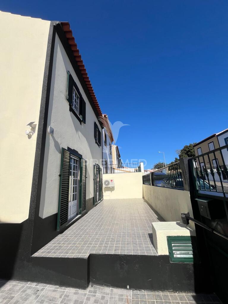 Moradia pronta a entrar com garagem e pátio