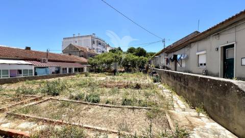 Conjunto de imóveis com potencial de rentabilidade em vila romeira