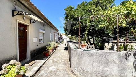 Conjunto de imóveis com potencial de rentabilidade em vila romeira – almada