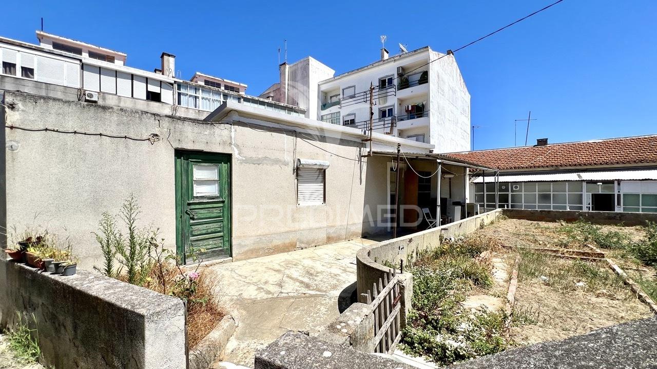 Conjunto de imóveis com potencial de rentabilidade em vila romeira – almada