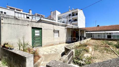 Conjunto de imóveis com potencial de rentabilidade em vila romeira – almada