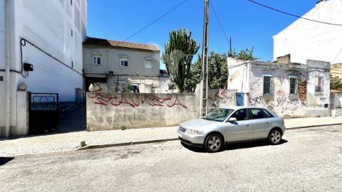 Conjunto de imóveis com potencial de rentabilidade em vila romeira – almada