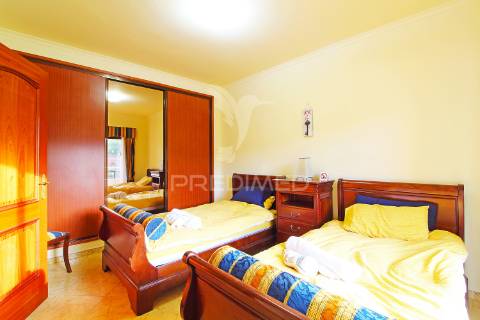 Moradia bem localizada