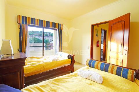 Moradia bem localizada