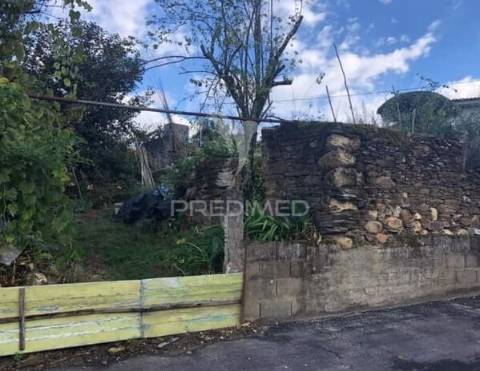 Terreno de 584 m 2 com ruina de 80 m2