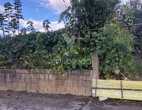 Terreno de 584 m 2 com ruina de 80 m2