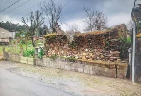 Terreno de 584 m 2 com ruina de 80 m2