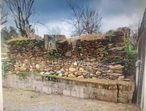 Terreno de 584 m 2 com ruina de 80 m2