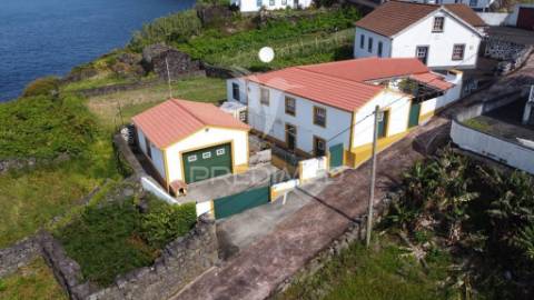 Refúgio natural com potencial de investimento – fajã dos vimes, ilha de são jorge