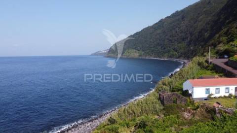 Refúgio natural com potencial de investimento – fajã dos vimes, ilha de são jorge