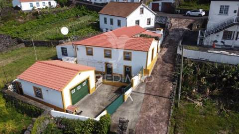 Refúgio natural com potencial de investimento – fajã dos vimes, ilha de são jorge