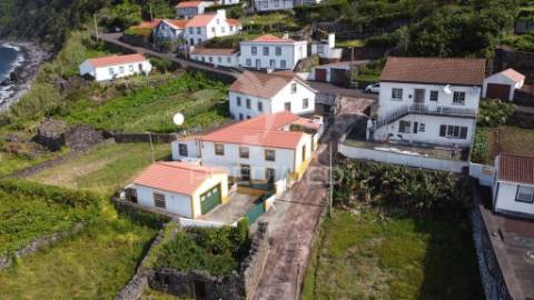 Refúgio natural com potencial de investimento – fajã dos vimes, ilha de são jorge