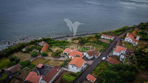 Refúgio natural com potencial de investimento – fajã dos vimes, ilha de são jorge