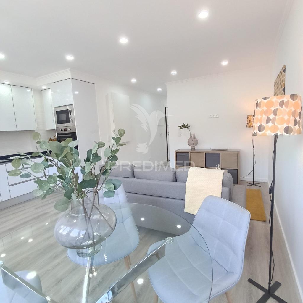 Apartamento t3 totalmente remodelado – penha de frança, lisboa