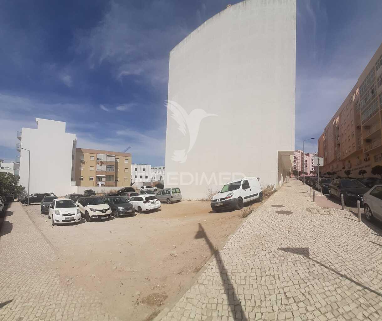 Terreno em zona central de setúbal, para construção de edifício de r/c e 5 andares c./ 3 andares para garagens.